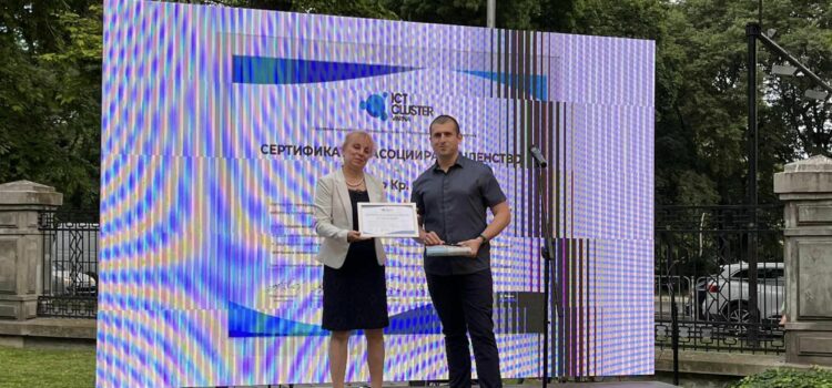 Tържествено награждаване и получаване на сертификат за асоцииран член на ИКТ Клъстер Варна на СУ “Пейо Яворов”