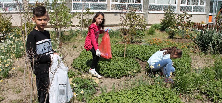 Пролетно почистване на училищния двор в СУ “Пейо Яворов” – 2018